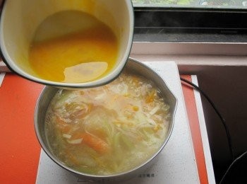 step8: 再將全蛋一攪拌後一點一點加入讓蛋絲散開