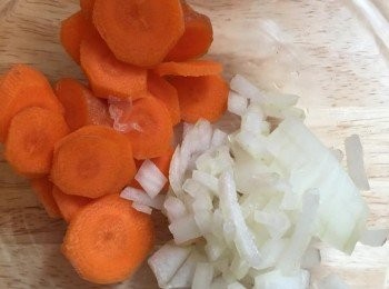 step1: 甘筍去皮切粒，洋蔥切粒，牛油果起肉，