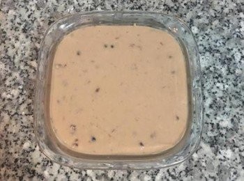 step5: 容器抹油後倒入年糕漿，敲ㄧ下模具，避免氣泡！最後把表面抹平，入蒸鍋，冷水蒸起35～40分鐘，取出蒸籠後可馬上先在表面刷少許溶化的無鹽奶油或椰子油，以避免表面硬化。接著放涼後脫模，並同樣的在每一面刷上油。