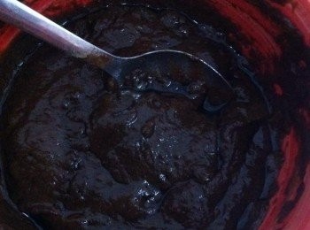 step3: 煮好的龍眼水盛出1000ml，倒入另一個鍋。
龜苓膏粉用溫水開調，然後倒入1000ml的龍眼水，以小火攪拌均勻至溶解。