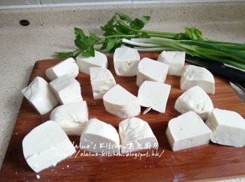 step2: 布包豆腐切成件後用廚紙印乾水份後灑上鹽