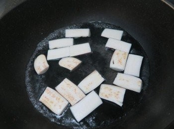 step2: 水滴2.3滴白醋.煮滾後.紫色面朝下川燙