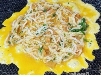 step4: 加蛋液到平底鍋，略為整理蛋料，令蛋料平均分配。中火煎至金黃色。