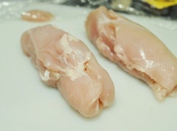 step6: 然後捲起，像捲蛋卷一樣，可用竹籤固定封口位，另一塊雞肉也是同樣做法