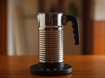 step10: 今天我們要用來搭配花生糖的是拿鐵，所以我們要來另外準備用Aeroccino奶泡機來製作奶泡。