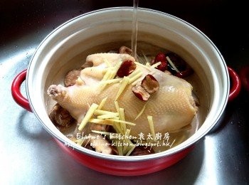 step6: 盛起放入煲 , 逐一加入冬菇 , 冬菇蒂 , 紅棗 , 薑絲及適量水