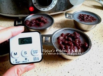 step15: 盛起待涼15分鐘後用竹簽起出糕點