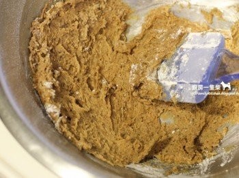 step2: <span class="group_1">黑糖菠蘿</span>倒入過篩的低筋麵粉壓拌成團。