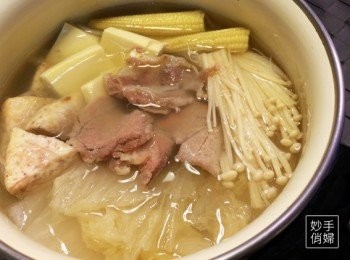 step6: 當火煮滾之後,就酌量涮一些豬肉片即可食用了~