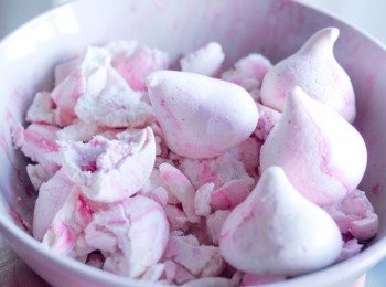 step2: 可買現成的蛋白脆餅meringue kisses，也可自己做，食譜參考＞https://cook1cook.com/recipe/22473
將脆餅弄碎成小塊（不要太碎）