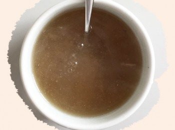 step9: 香菇水倒入鍋中加熱，再以太白粉水勾芡