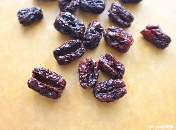 step2: 中間直切一刀去紅棗籽