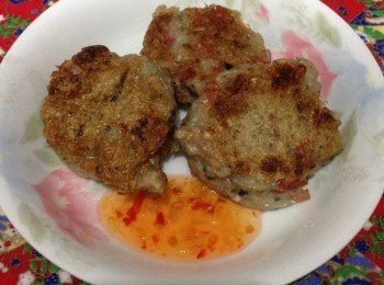 step1: 將鯪魚肉拌入依序混入：水、生粉、胡椒、糖配菜及調味攪拌達至起膠備用