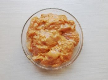 step1: <a href="https://bit.ly/3EZL8dD" target="_blank" data-keyword="雞胸" class="guide-link"><strong>雞胸</strong></a> <span style="display:inline-block;vertical-align:middle;margin-top:-3px;color:initial;border-radius:3px;padding:2px 3px;font-size:12px;line-height:14px;background:#87d300;color:#fff;">即買</span> 肉切塊狀,調理碗中加入<span class="group_2">醃醬</span>搓揉按摩2分鐘(這是美味多汁的關鍵)靜置30分鐘讓雞肉入味。也可以在前一晚先醃製好放冷藏,隔天再料理。靜置30分鐘後,準備一個料裡盤放入醃製好的雞肉及太白粉(太白粉的用量以雞肉表面都裹住粉狀即可)仔細裹滿。靜置5分鐘讓太白粉吸收水份。