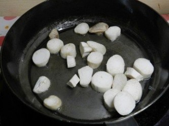 step1: 起一油鍋，先將切片的杏鮑菇下鍋炒