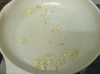 step2: 熱油鍋，爆香蒜蓉。