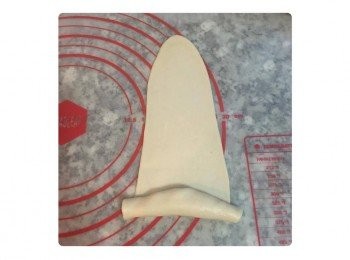 step8: 將麵皮蓋住奶油後,用兩手從兩邊輕壓後往前捲即可.