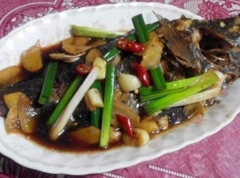 step1: 先把吳郭魚洗淨，劃刀，再把一些<span class="group_1">食材</span>備料：薑切片、青蔥切段、蒜頭、辣椒斜切，