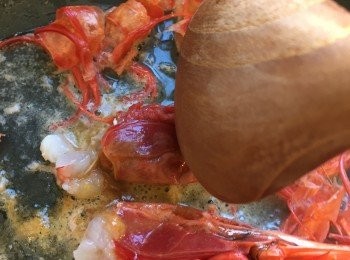 step4: 下鑊用橄欖油、牛油炒香紅蝦頭和蝦殼。邊炒邊把蝦頭內的蝦膏儘量擠出。