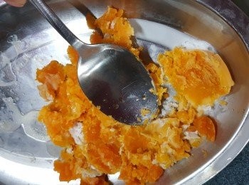 step4: 咸蛋黃蒸8分鐘後,用匙羹壓碎