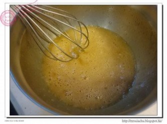 step5: 蛋以打蛋器打散, 加入糖拌勻至糖溶化。