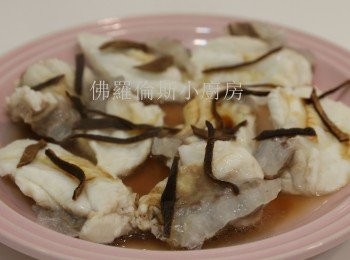 step2: 蒸八分鐘倒去多餘水份淋上蒸魚醬油