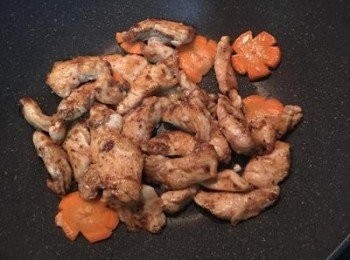 step4: 放入蒜末和紅蘿片ㄧ起炒香；