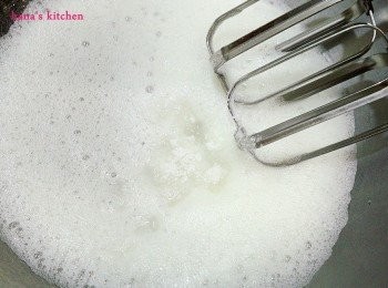 step7: 烤盤裝滿水後放入烤箱150度預熱.蛋白3個倒入乾淨的攪拌盆中.底下隔著冰水用電動攪拌器打到起泡後倒入砂糖的1/3.