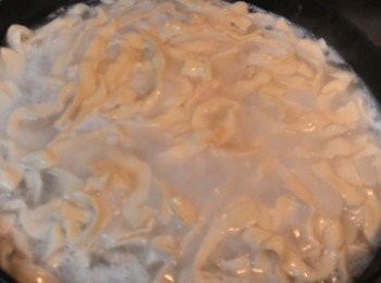 step3: 煮一鍋水將麵燙熟撈起~放入備好醬汁的碗中拌勻就是一碗香噴的豬油拌麵囉