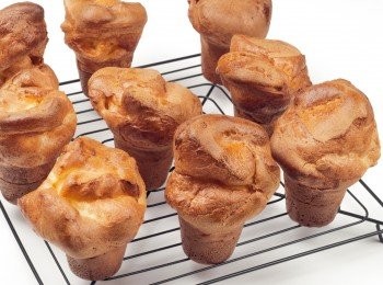 step8: 小心地從模型中取出，放在網架上冷卻。若烤好的泡泡歐芙黏在模型上難以取下來，可在縫隙之間插入竹籤取出。