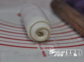 step5: 3) 取一卷分成2份，按平，包入紫薯餡
