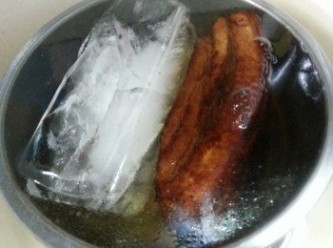 step8: 再將已煎好的腩肉浸冰水約15分鐘,抹乾水份,切一片片厚片待用