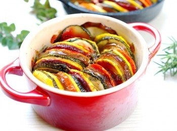 step8: 甜菜根經過烘烤後,沒有生澀的木質味反而多了份鮮甜,享用時可淋上少許的【巴薩米克醋】更能增添迷人風味,加上多種蔬菜的精華完全融合,每一口都嚐得到蔬菜最棒的原汁原味喔!