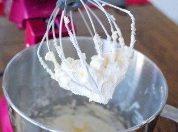 step3: 再加入雲尼拿香油和逐少加入牛奶，拌勻至理想的質感即成！