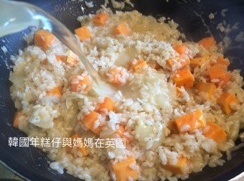 step5: 煮到沒有水時再補充適量雞湯，繼續間中攪拌，步驟重覆