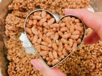 step4: 用心型模印出心心朱古力脆脆。