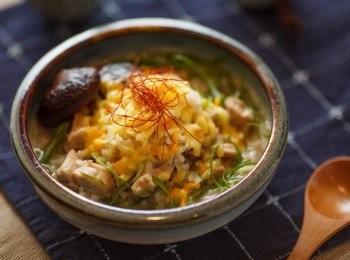 step5: 盛碗以後再依照喜好灑上適量的青蔥與起司就可以享用了喔。