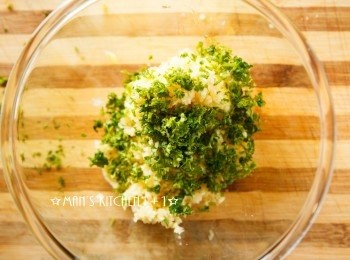 step2: 將Parsley(巴西里)、大蒜、鹽和回溫的奶油充分攪拌混合就完成了。