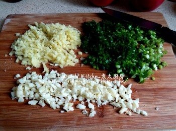 step5: 蔥切細粒 , 薑去皮切細粒 , 蒜頭去衣切粒