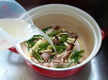 step3: 放入蔥段 , 薑絲 , 雪菜頭及八角 , 加入雞湯及適量水