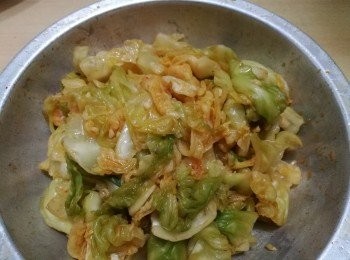 step5: 把蒜頭、糖和韓式辣椒醬放在菜葉上，拌勻。調味料份量可按個人喜好而定。喜愛辣的，可放多些辣椒醬。喜愛甜的，就放多些糖。先試一試味，再決定調味料的份量。