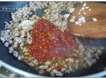 step7: 加入辣豆瓣醬、醬油、糖及6大匙水，翻拌均勻。