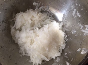 step1: 臘腸及蝦米切粒, 蘿蔔刨絲加入雞湯煮10分鐘隔水加入鹽及胡椒粉