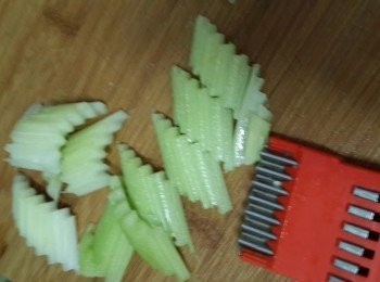 step4: 將西芹撕去粗纖維，洗淨用刀仔切塊