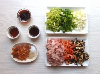 step2: 這是台式米粉經典的<span class="group_2">配料</span>(香菇,蝦米,豬肉絲),也可依個人喜愛的材料來料理。