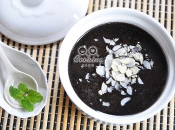 step3: 愛自己最好的方式，就是來盅熱騰騰香醇的芝麻糊! 禁忌: 芝麻含油脂多，下瀉力強，故凡有大便溏洩、陽痿滑精、白帶淋下諸症者不宜服食。熟芝麻(炒過的)性熱，胃熱燥者少服 。 參考:http://www.foodcare.com.tw/label.aspx?article=941