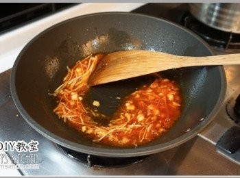 step5: 接著將番茄醬、糖下鍋，稍微翻炒一下至番茄醬出味，
再丟入薑絲一起拌炒。