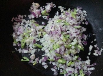 step3: 起油鍋 , 加一茶匙油燒熱 , 加入切碎的豆子和洋蔥炒至香味出來即可