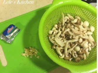 step1: 將兩種菇類去蒂(菇可洗可不洗，依個人習慣) 蒜頭切小丁備用。