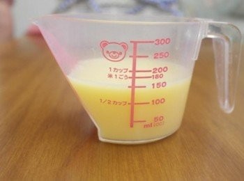 step4: 然後把蛋液過篩倒入120ml溫水裡~~ 大概倒至150ml即可!!!